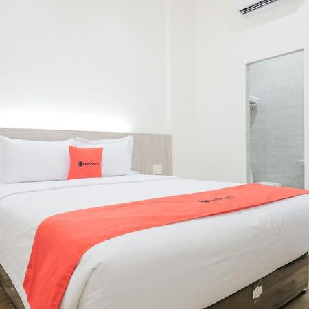 Reddoorz Plus @ Jalan Juanda Медан Екстер'єр фото