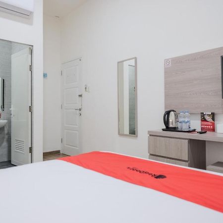 Reddoorz Plus @ Jalan Juanda Медан Екстер'єр фото